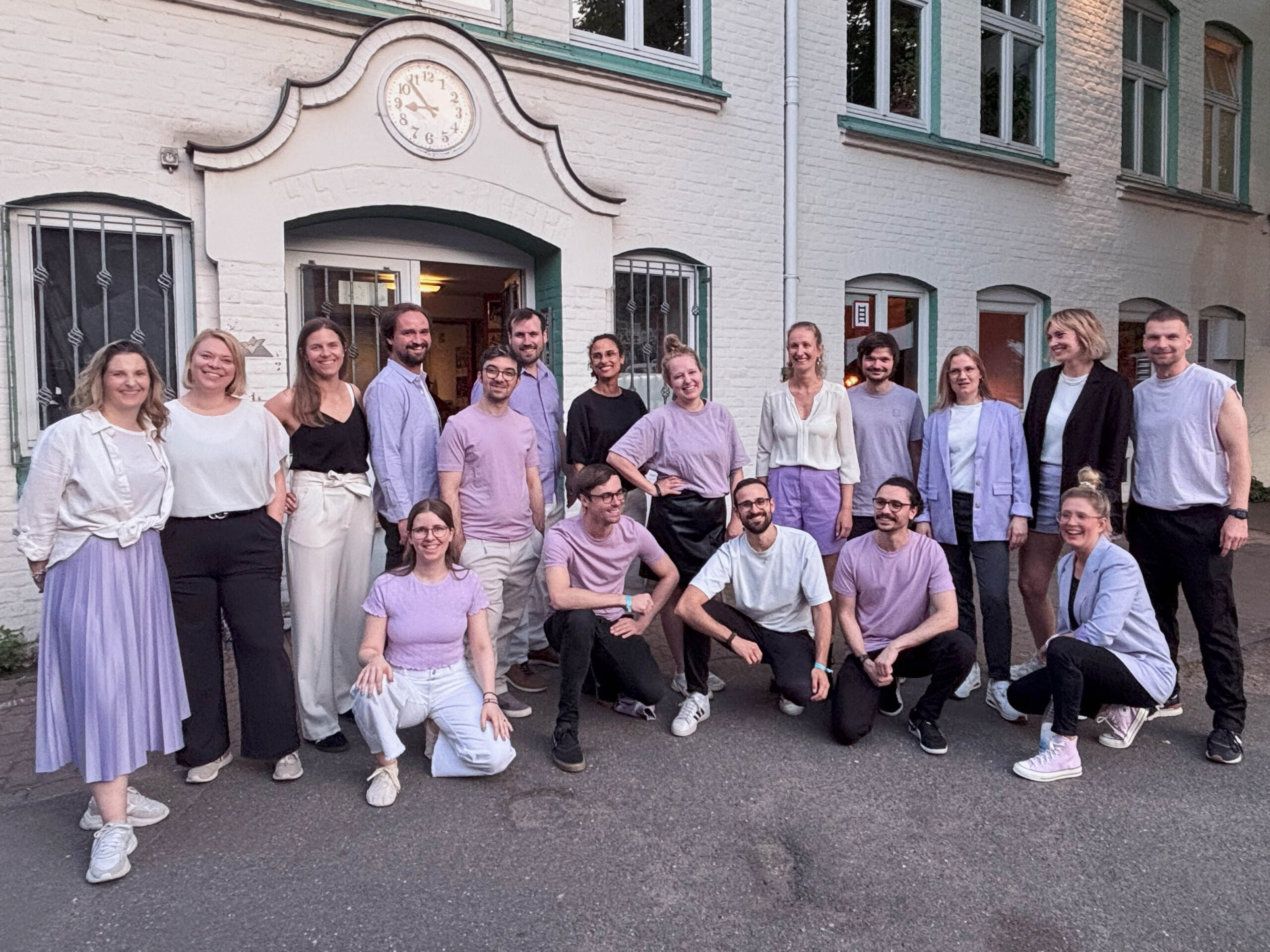 Mitglieder vom Hamburger Popchor new choir on the block in fliederfarbener Kleidung vor dem Goldbekhaus Hamburg.