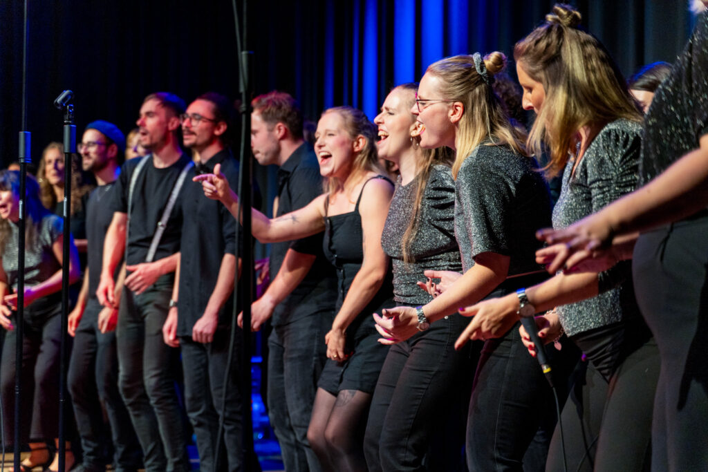 Energiegeladenes Foto vom A-cappella-Popchor new choir on the block.