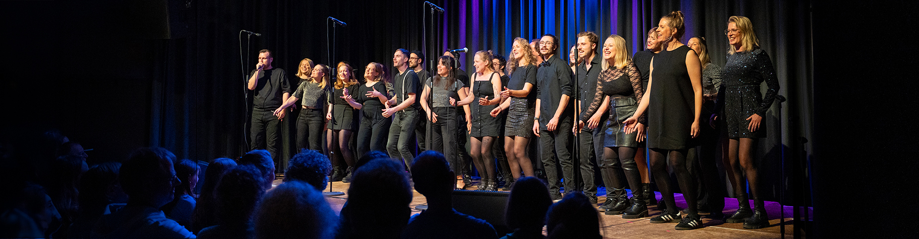 Der Chor NCOTB bei einem Event auf einer Bühne.